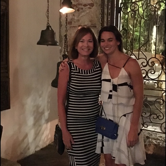 Hi and Welcome to My Closet 💜 - Picture 5 of 12