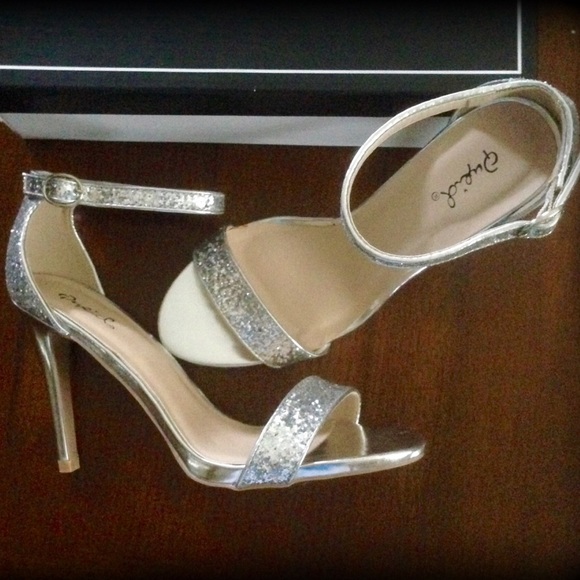 Qupid Shoes - Sexy silver glittery heels. NWOT