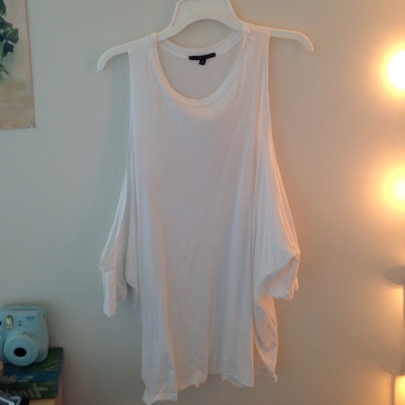 Off the shoulders white t-Shirt