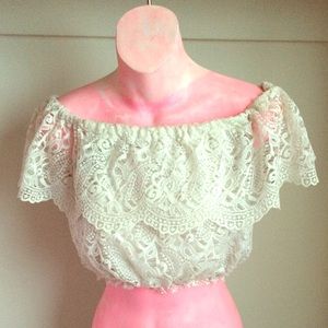 🌸 Cute lace white off the shoulder crop top!