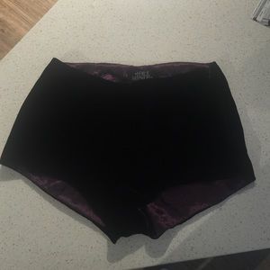 Idle minds velvet hot shorts