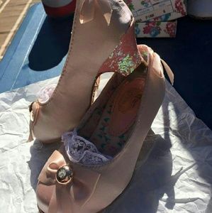 Little girls shoes size 6t
