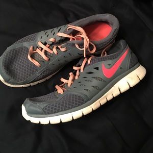 Nike flex run tennis shoes