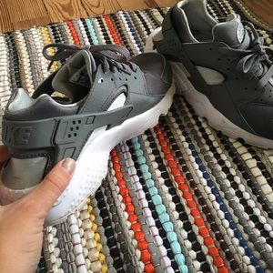 Grey and silver Nike huraches!!💣 👟