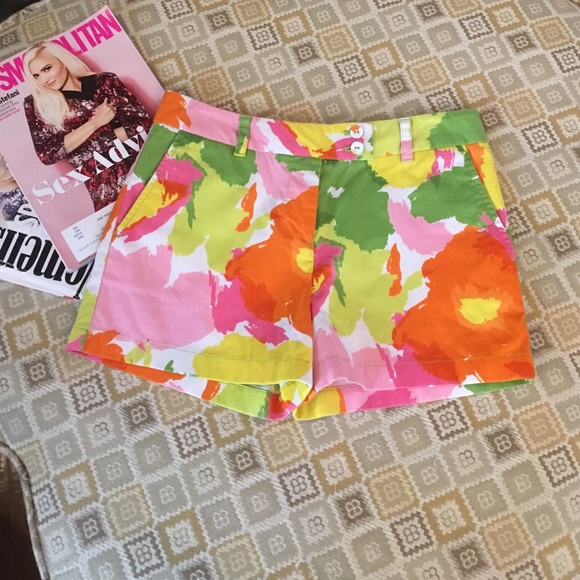 Vineyard Vines floral shorts (6)