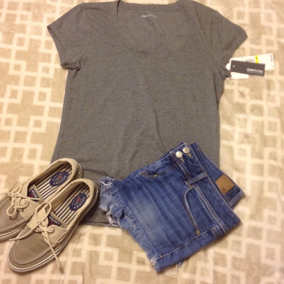 KENNETH COLE ~ NWT GREY SCOOP NECK TEE. Size M - Picture 1 of 4