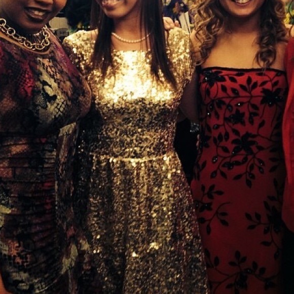 Adorable gold sequin dress - Picture 2 of 3