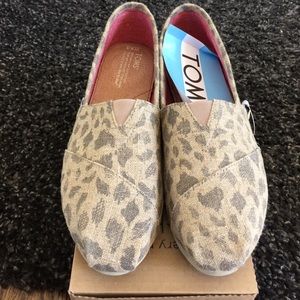 NWT Toms Leopard Burlap Shoe