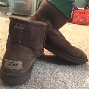 Women's brown short uggs size 9