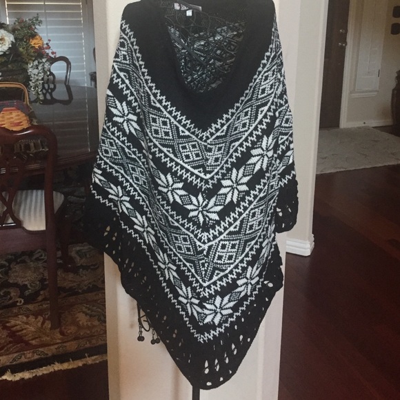 Geometric Print Poncho - Picture 3 of 4