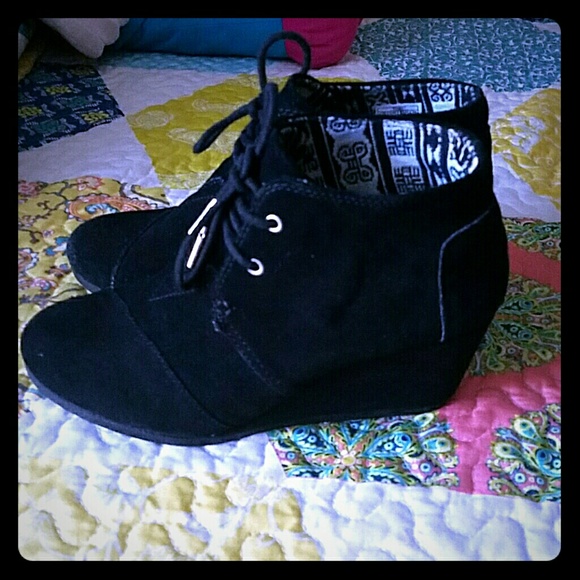 TOMS  shoes