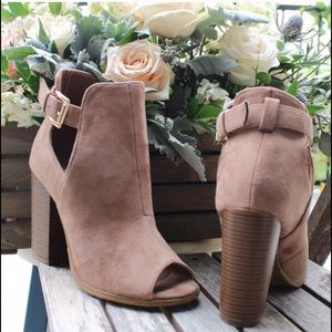 🍂NIB Peep Toe Stack Heel Cut Out Ankle Bootie