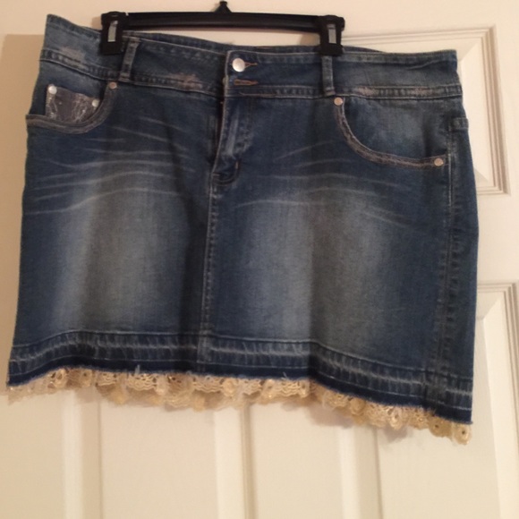 Jean skirt with gold trim