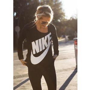 Nike Signal Logo Long-sleeve Scoop Neck - Medium