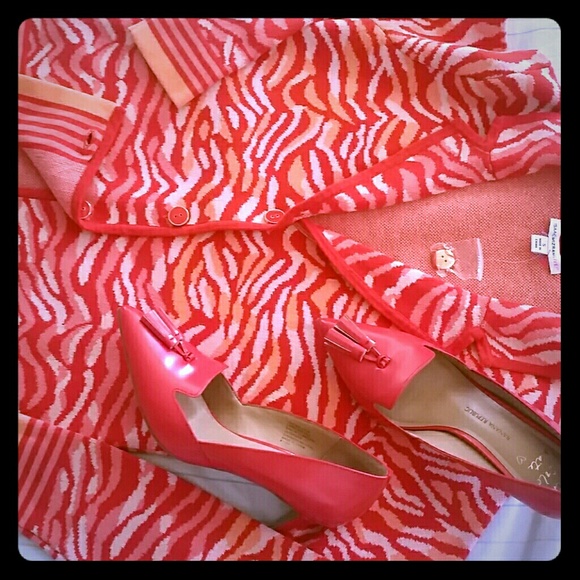 Lovely Sweater - Picture 1 of 4