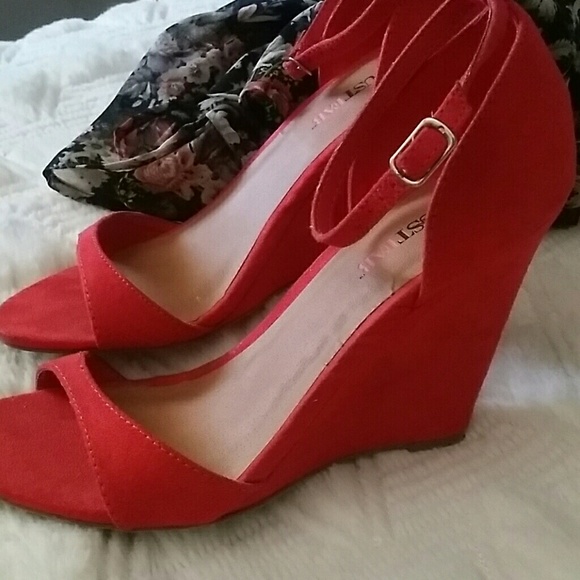 Fun coral/red wedge! - Picture 2 of 4
