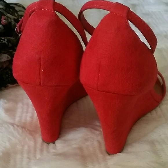 Fun coral/red wedge! - Picture 3 of 4