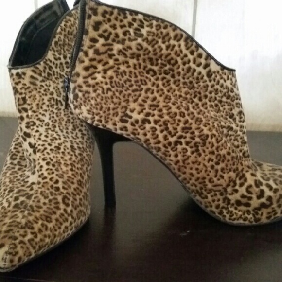 Zip up ankle boots Carlos Santana