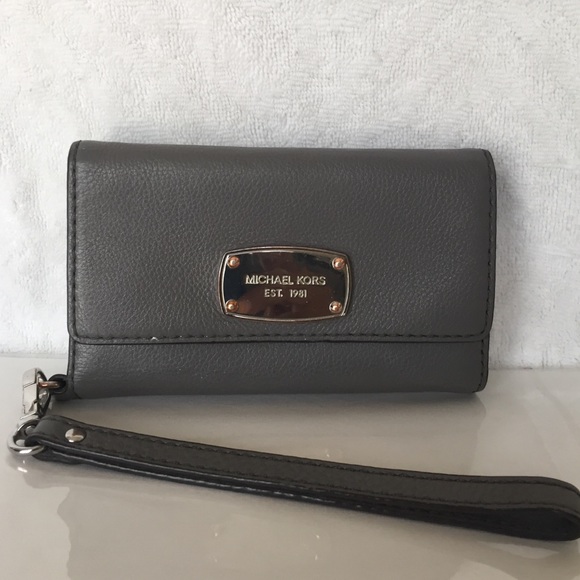 Michael Kors wristlet/wallet  hold iPhone 6