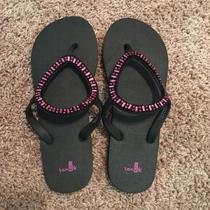 Black sanuk flip flops