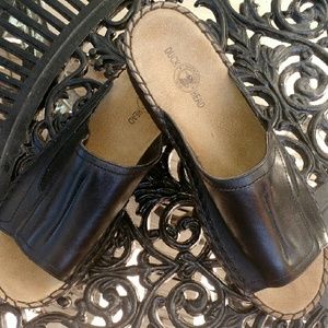 Like new Duck Head black leather slide/sandal