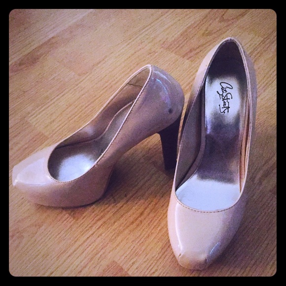 Closed pump shoe - Picture 1 of 1