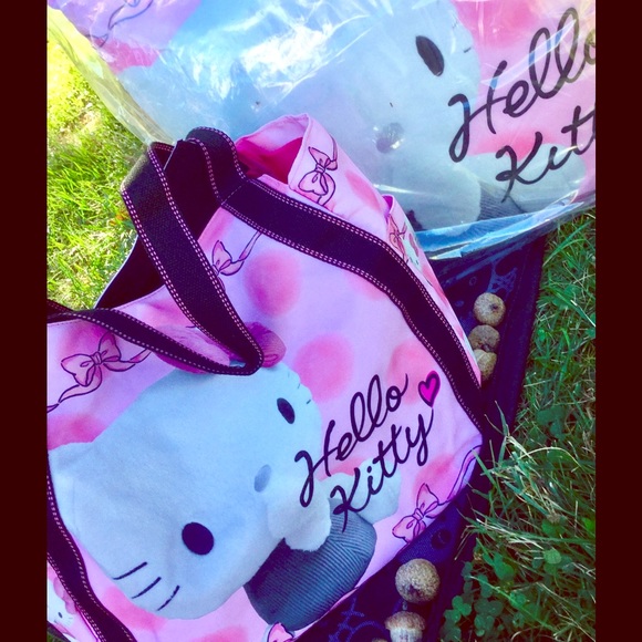 Hello Kitty Handbags - Hello Kitty X Dearisimo Tote & Bonus Pillow 🎀