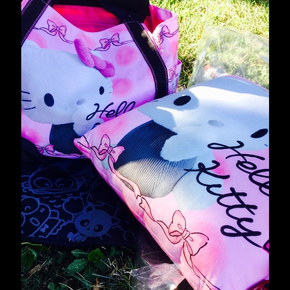 Hello Kitty X Dearisimo Tote & Bonus Pillow 🎀 - Picture 2 of 4