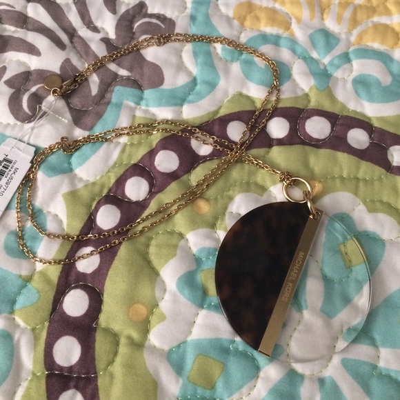‼️CLEARANCE‼️•Michael Kors Tortoise Disk Necklace• - Picture 3 of 5