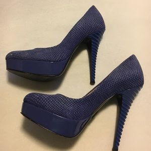 Awesome navy blue 4.5 one of a kind heel
