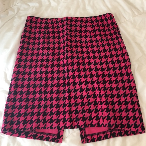 Pink houndstooth knit skirt