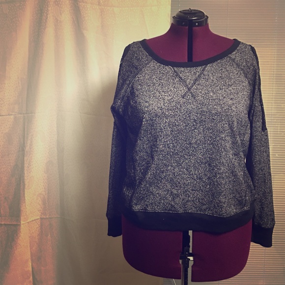 NWOT 2x mix & co midriff cold shoulder sweatshirt