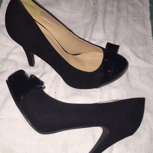 Black pumps
