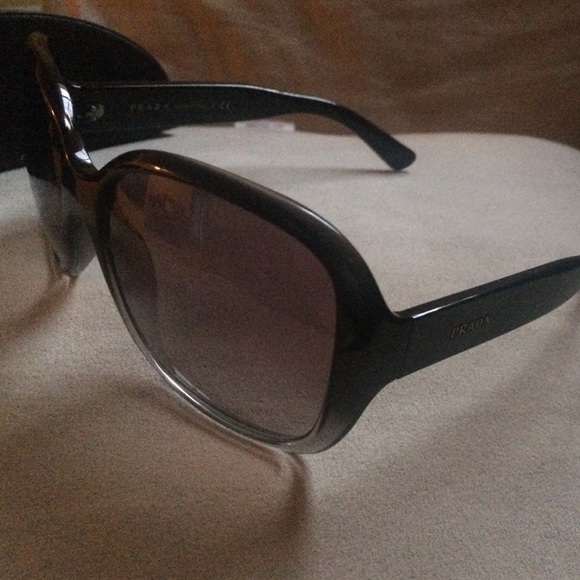 PRADA SUN GLASSES - Picture 2 of 3