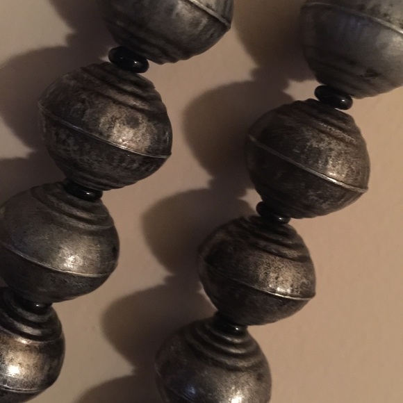 Giant silver beaded necklace - Picture 2 of 2