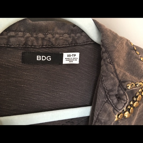 Studded grey - button down sleeveless top - Picture 3 of 3