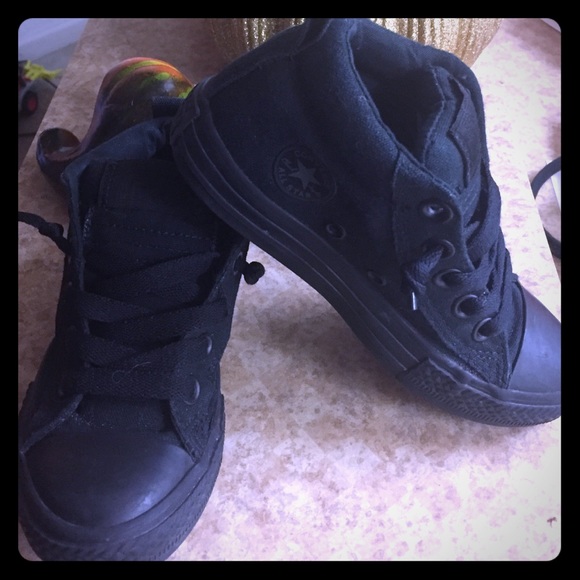 Little kids all black Converse