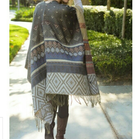 🛍HP🛍Tassel Poncho/Wrap - Picture 3 of 4