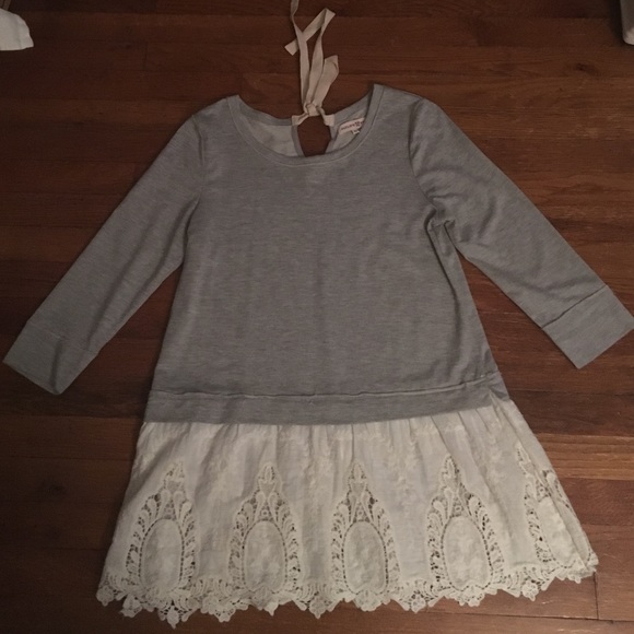 Light weight sweatshirt with beautiful lace trim