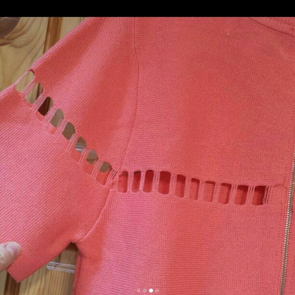 Donated 2021 cut zipper back top small - Picture 9 of 9