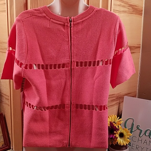 Donated 2021 cut zipper back top small - Picture 5 of 9