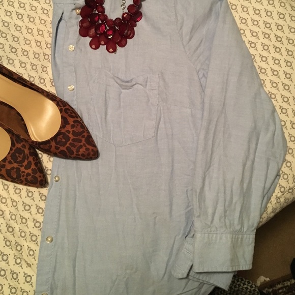 Gap chambray shirt / jean shirt