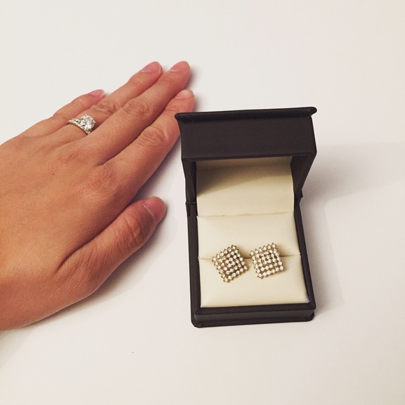 Gorgeous studs - Picture 2 of 2