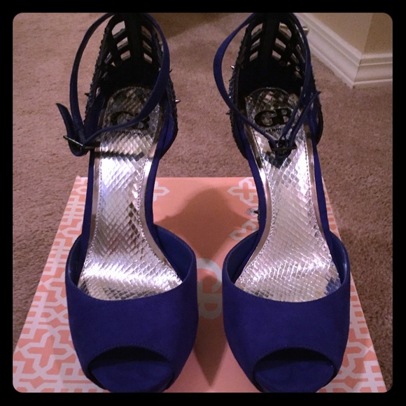 Never worn Gianni Bini blue peep toe