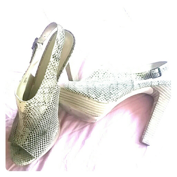 BCBG * MAX AZRIA : GORGEOUS PUMPS! - Picture 1 of 4