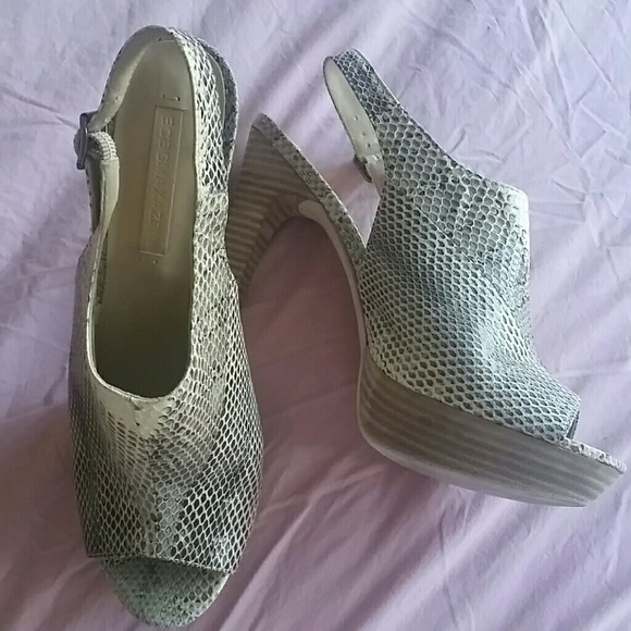 BCBG * MAX AZRIA : GORGEOUS PUMPS! - Picture 2 of 4