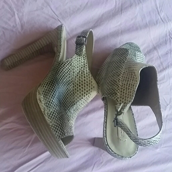 BCBG * MAX AZRIA : GORGEOUS PUMPS! - Picture 3 of 4