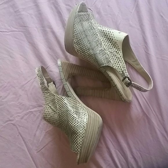 BCBG * MAX AZRIA : GORGEOUS PUMPS! - Picture 4 of 4