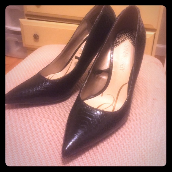 Black pumps