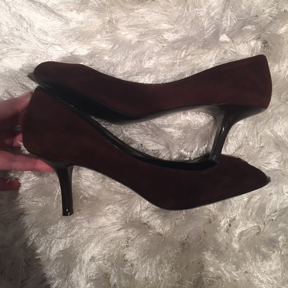 Nine West peep toe chocolate suede low heels Sz 10